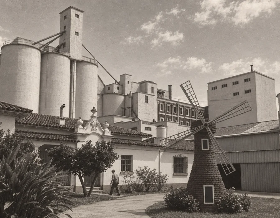Molino y silos históricos de Sarita, con el molino de viento decorativo