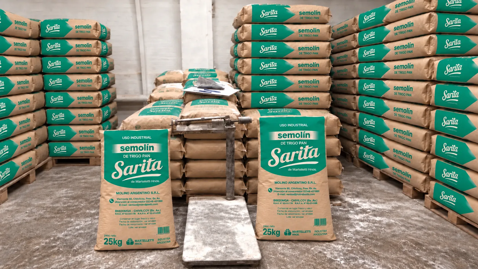 Bolsas de semolín Sarita de 25 kg apiladas en depósito